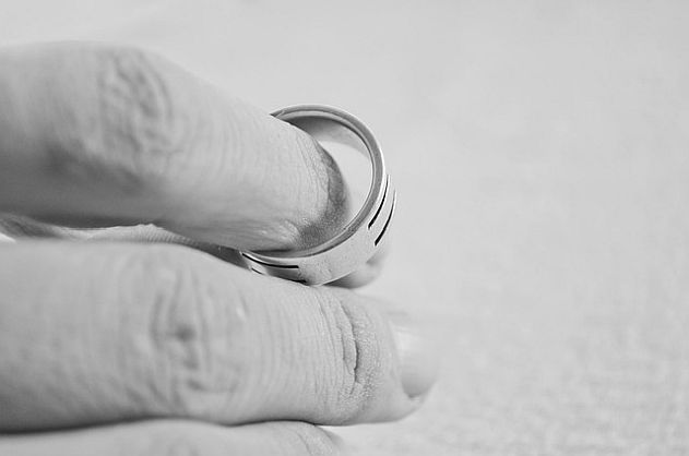 Ehering Überprüfung der ehelichen Treue